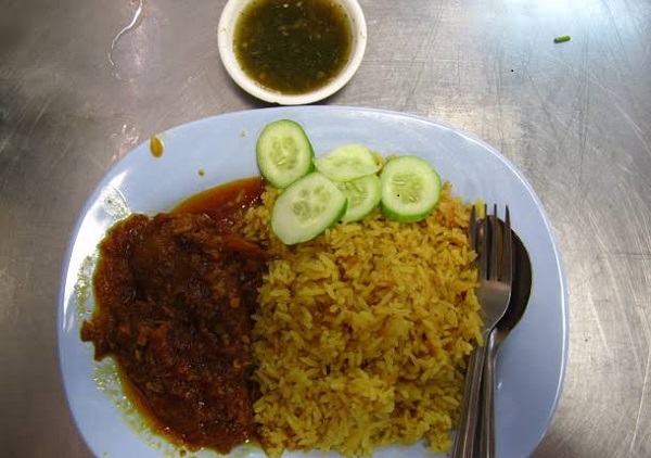Khao Mok Nuea beef with yellow rice served at a local Muslim restaurant in Banglamphu